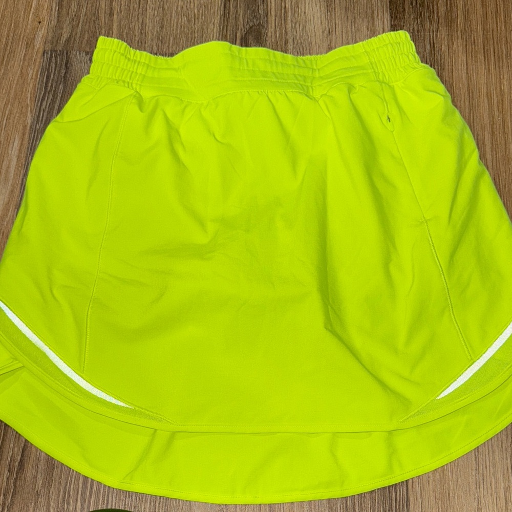 Lululemon hotty hot skort size 6 neon yellow EUC